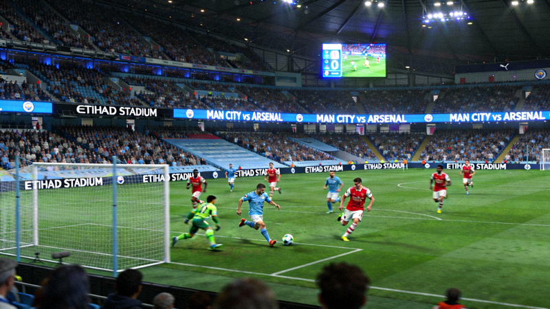 英超足球比赛直播画面，曼城与阿森纳在伊蒂哈德球场对决